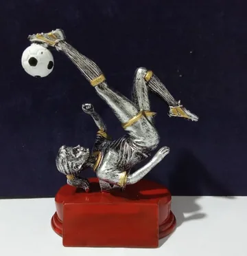 Trofeo «chilena». Figura plateada sobre base roja.